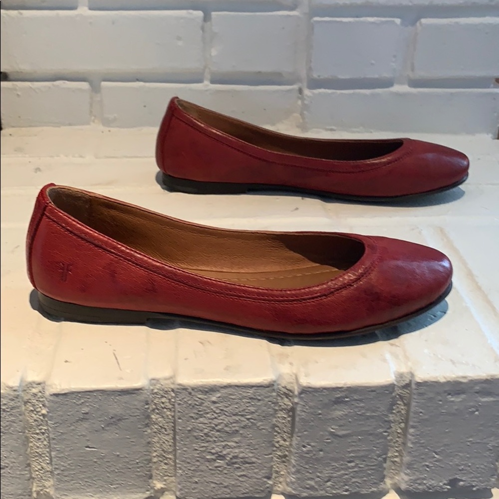 NWT Frye Carson cognac flats